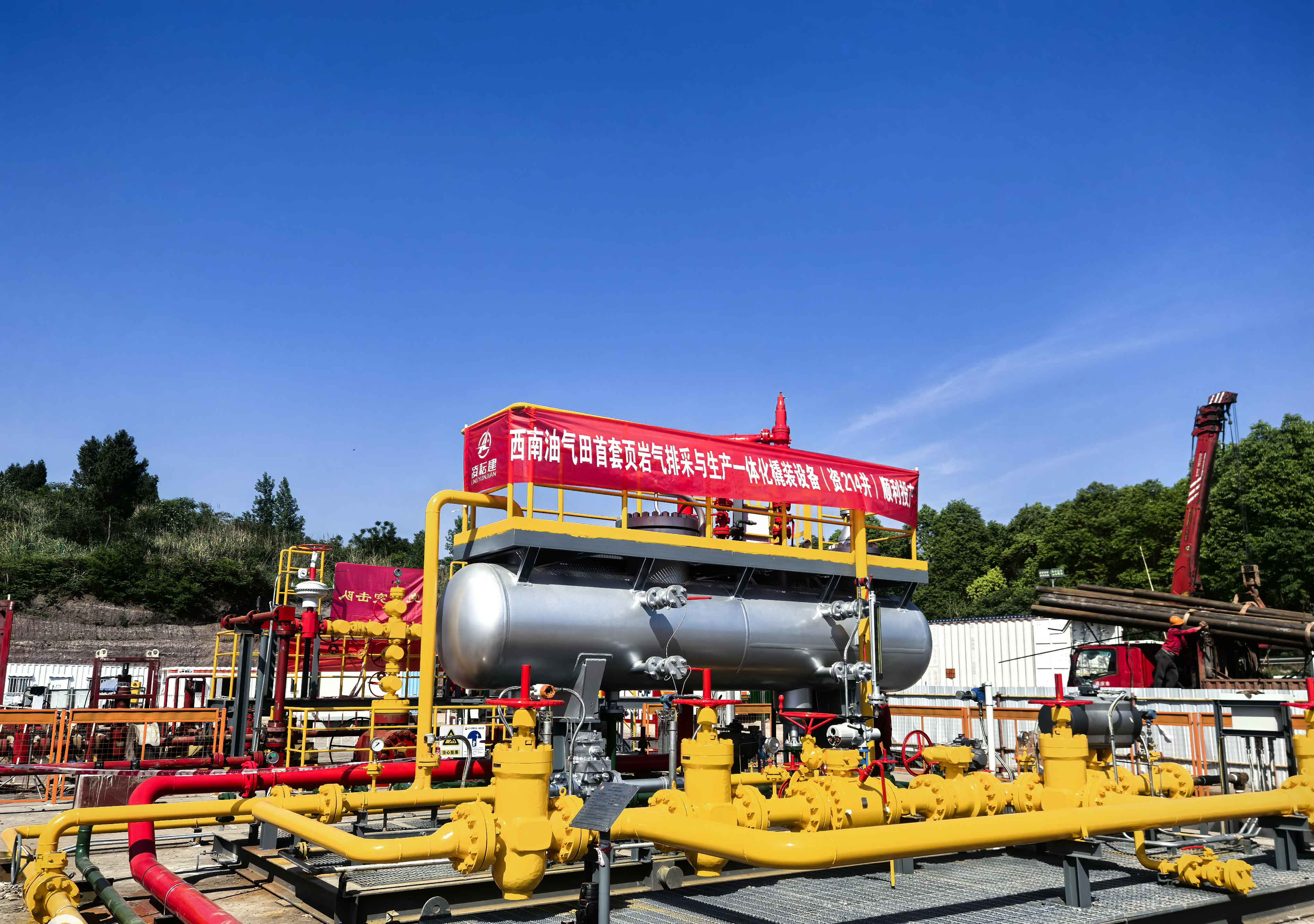 公司首套頁(yè)巖氣排采與生產(chǎn)一體化橇裝設(shè)備資214井